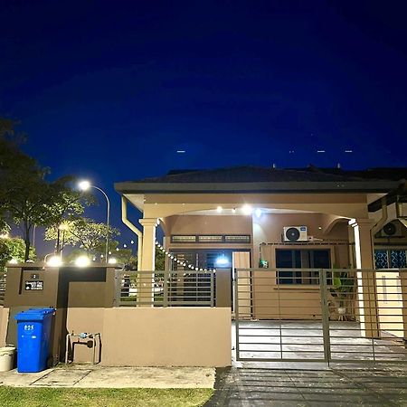 Quayside Cove Homestay - Corner House, Shah Alam Rimbayu Netflix Syok Tv Bbq المظهر الخارجي الصورة